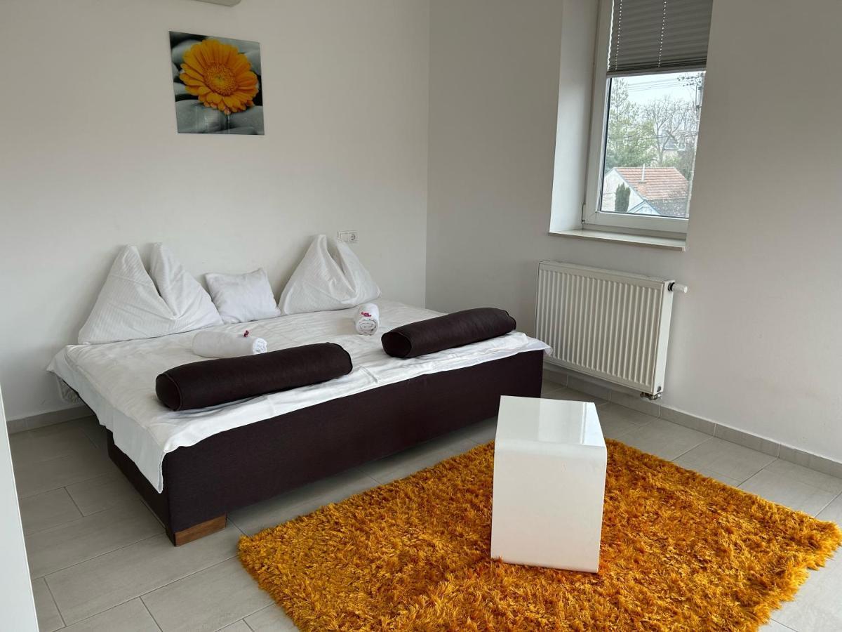 Azur Haz Viola Apartman Sarvar Exterior foto