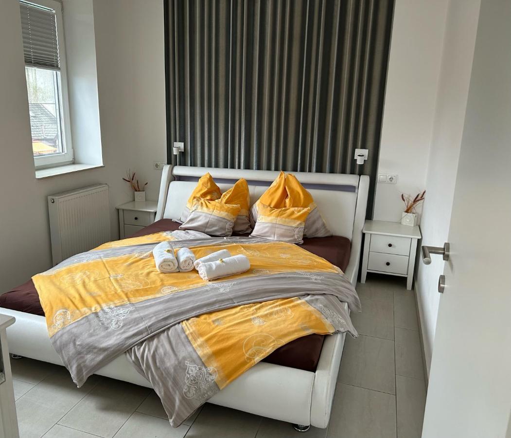 Azur Haz Viola Apartman Sarvar Exterior foto
