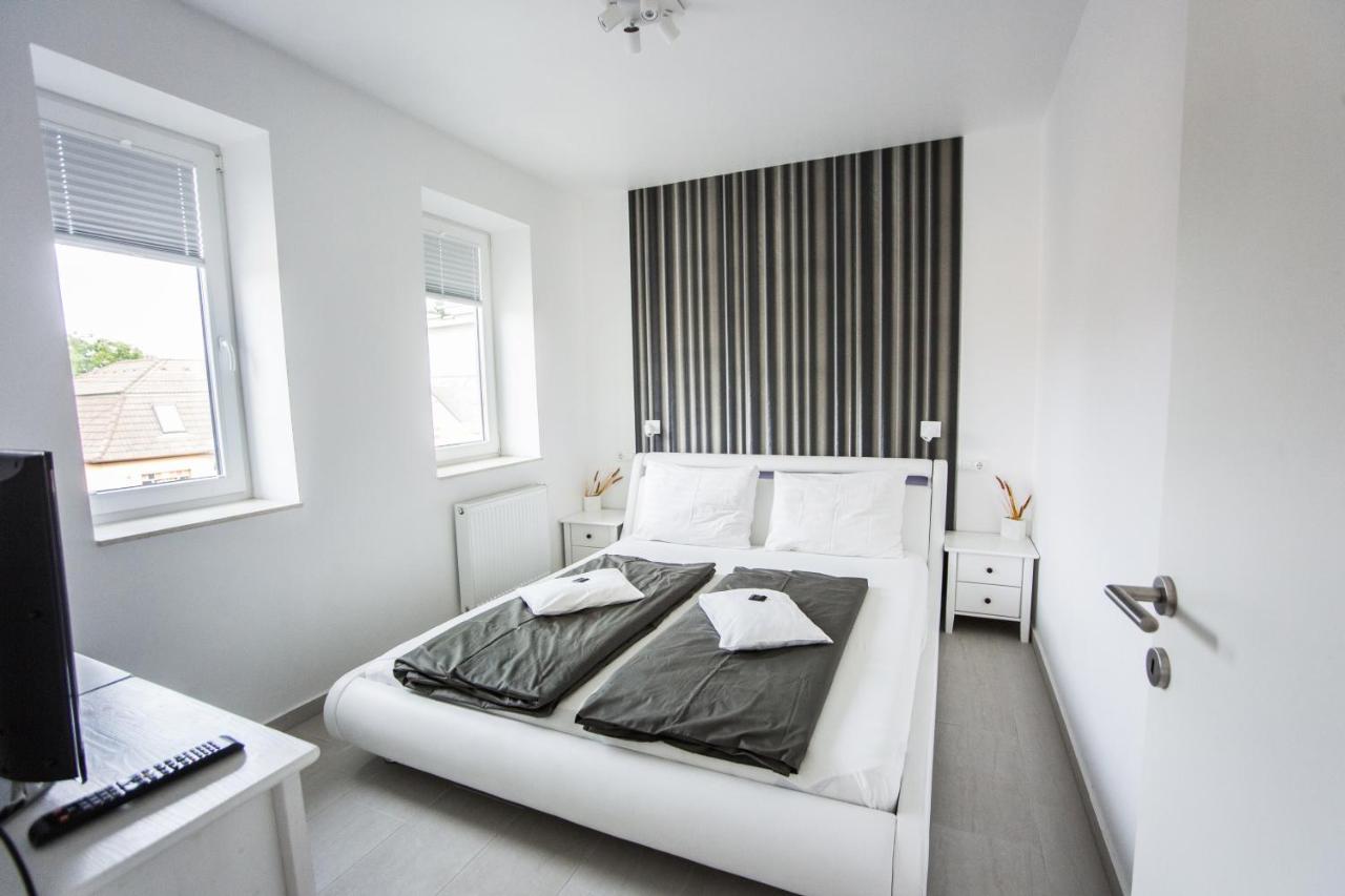 Azur Haz Viola Apartman Sarvar Exterior foto