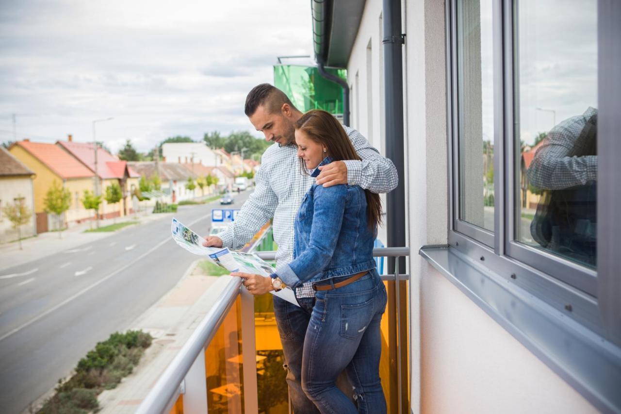 Azur Haz Viola Apartman Sarvar Exterior foto